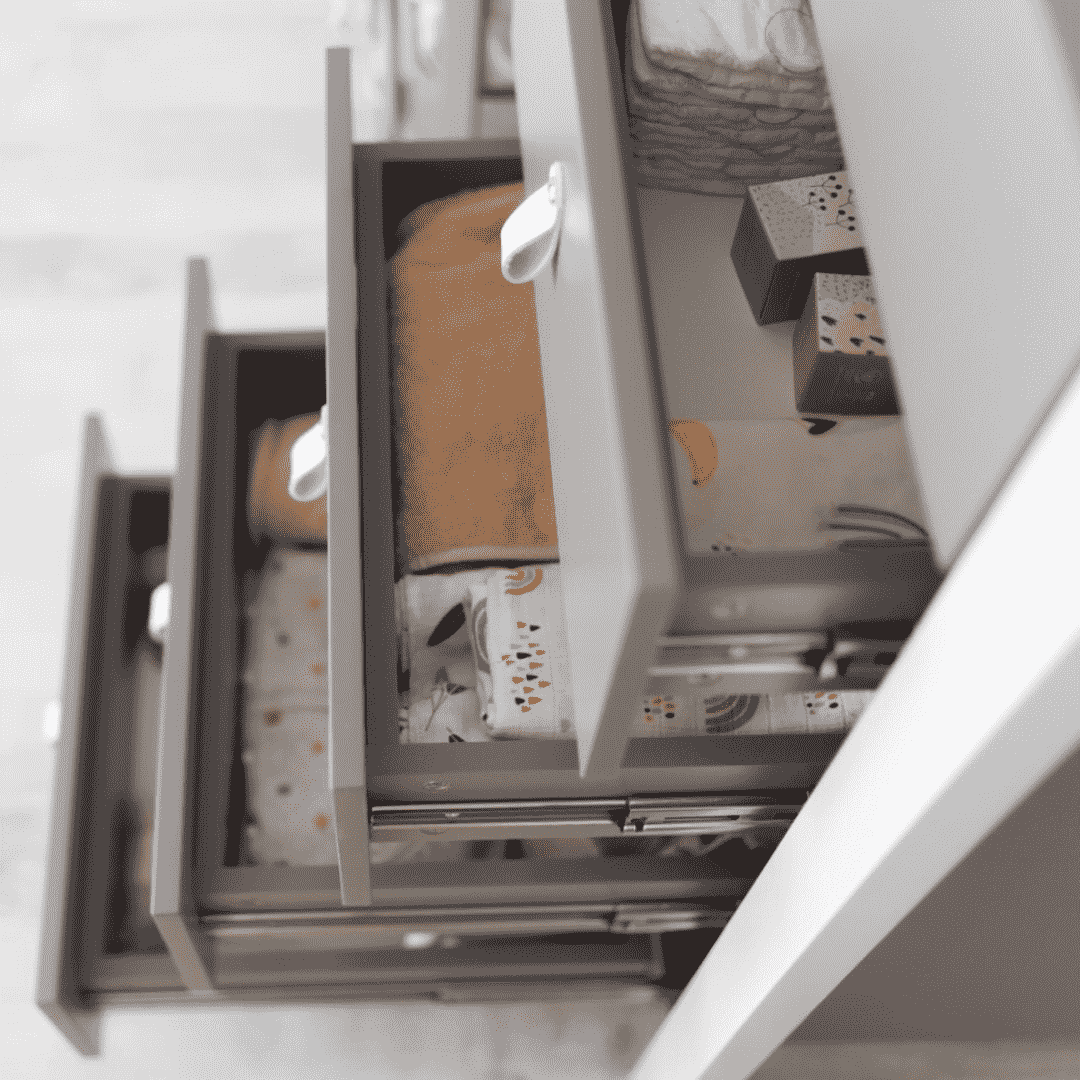 Dětská komoda Zukko Gekko Kids, 60x50x104cm, Grafitová / Bílá